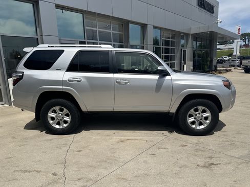 Used 2018 Toyota 4Runner SR5 AWD/4WD image 10