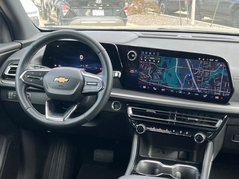 Used 2025 Chevrolet Traverse LT image 22