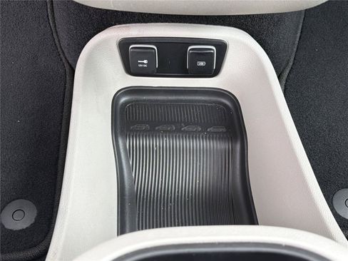 Used 2018 Chrysler Pacifica Touring-L Plus FWD image 9