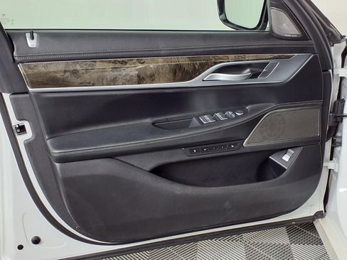 Used 2022 BMW 740i w/ Premium Package RWD image 22