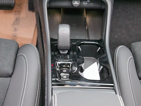 New 2026 Volvo XC40 B4 Plus w/ Climate Package image 27