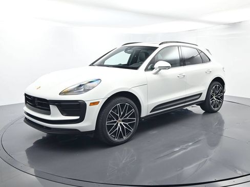 Certified 2026 Porsche Macan AWD/4WD image 1