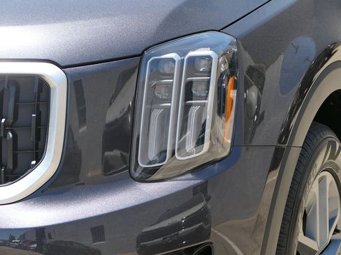 Used 2025 Kia Telluride LX FWD image 9