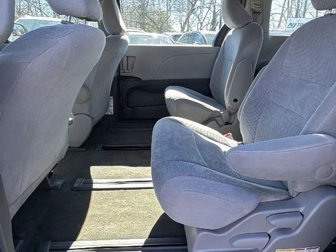 Used 2016 Toyota Sienna L image 11