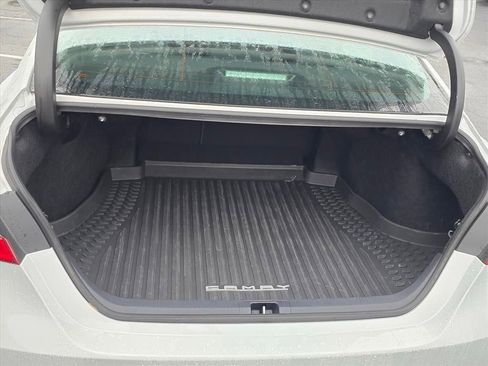 Used 2024 Toyota Camry SE image 12