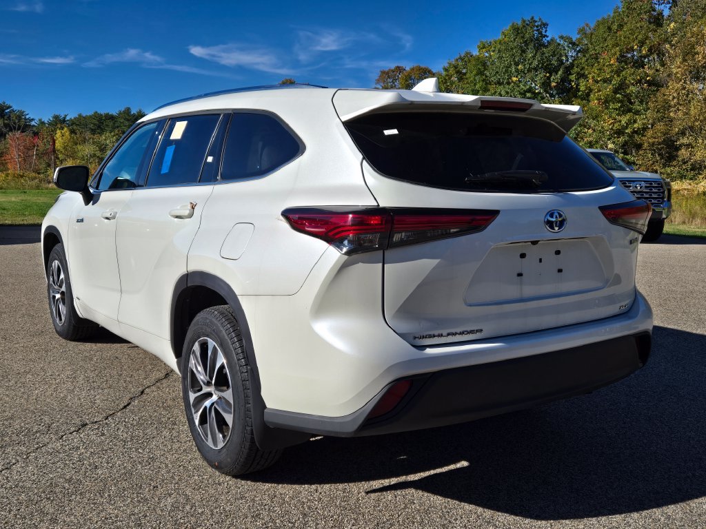 Used 2021 Toyota Highlander XLE AWD/4WD image 3