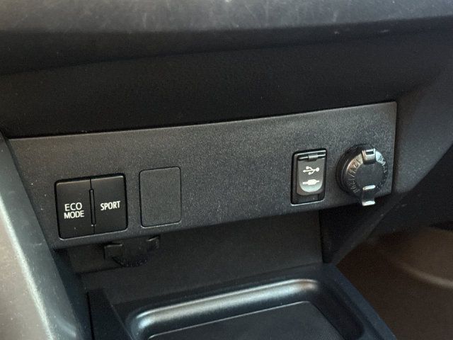 Used 2017 Toyota RAV4 LE FWD image 24