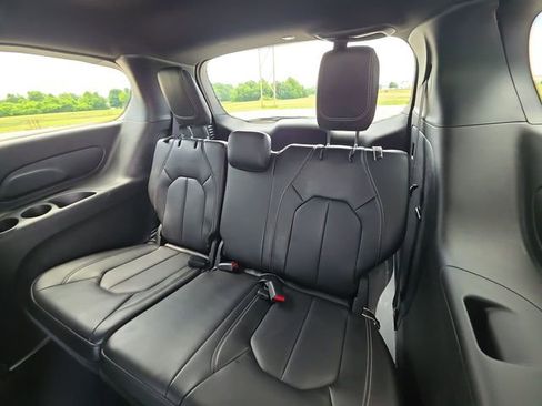 Used 2025 Chrysler Pacifica Select FWD image 30