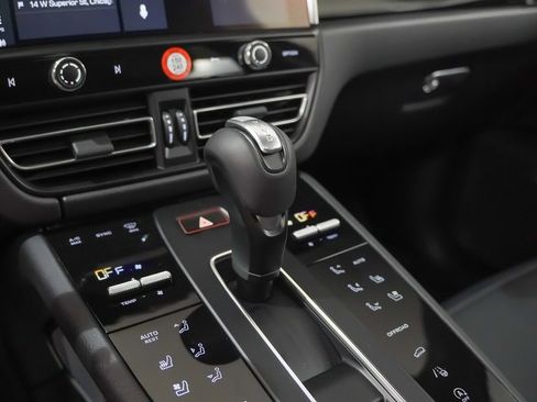 Certified 2025 Porsche Macan image 33