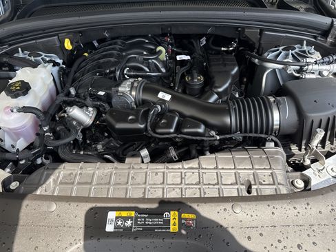 Used 2025 Jeep Grand Cherokee L Laredo RWD image 33