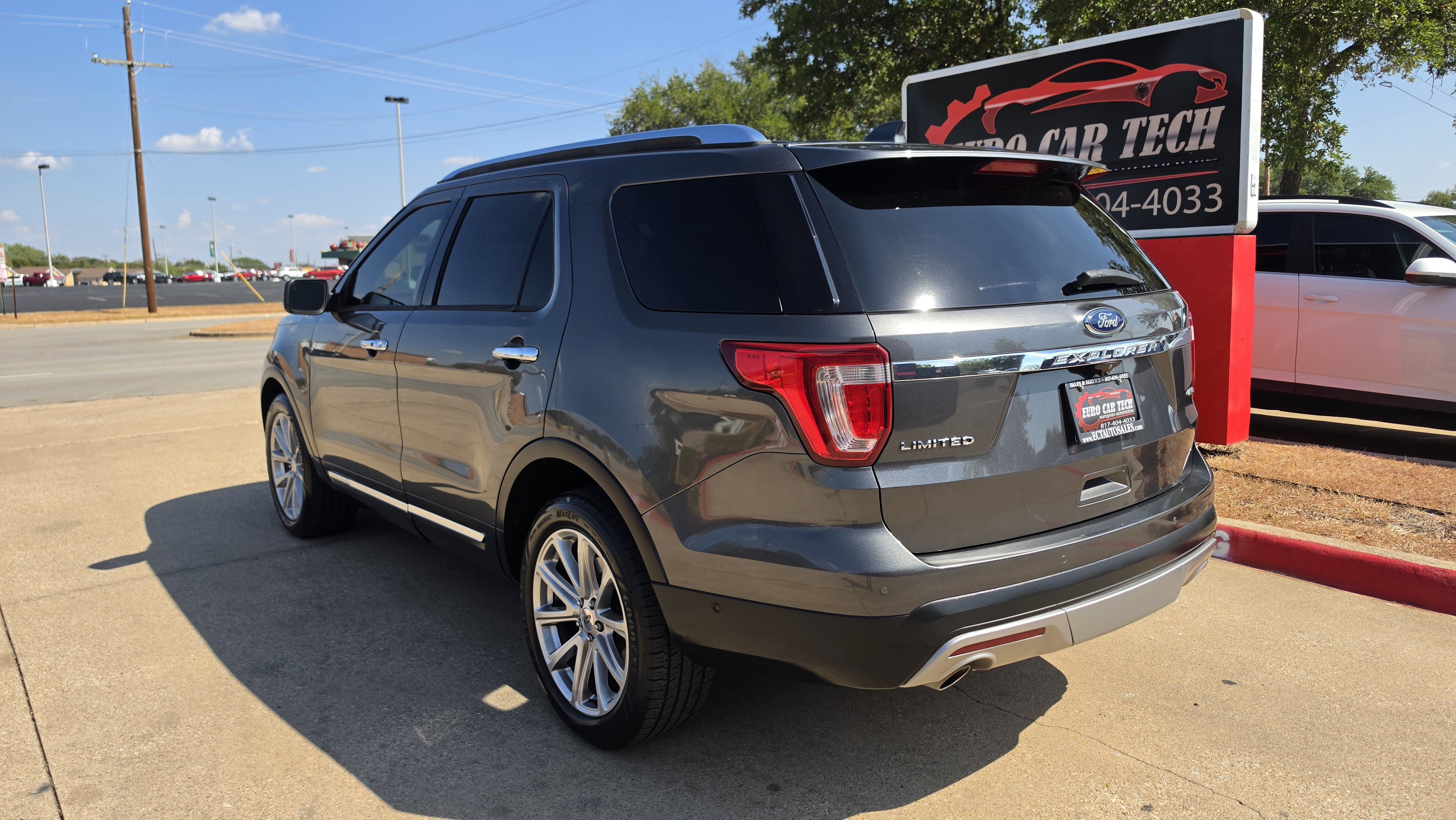 Used 2017 Ford Explorer Limited w/ Equipment Group 301A AWD/4WD image 3