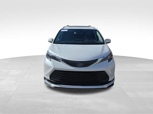 Used 2024 Toyota Sienna XLE image 2