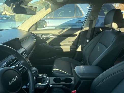 Used 2024 Kia Seltos EX image 9