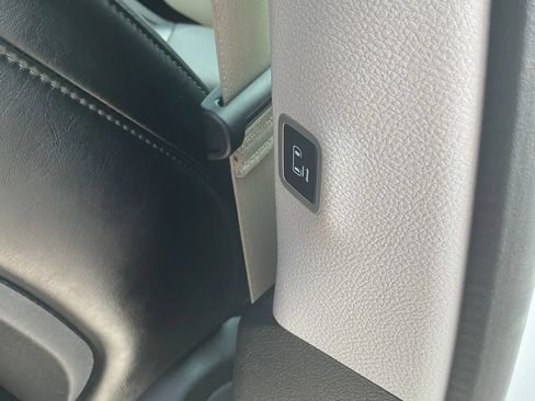 Used 2024 Chrysler Pacifica Touring-L FWD image 32