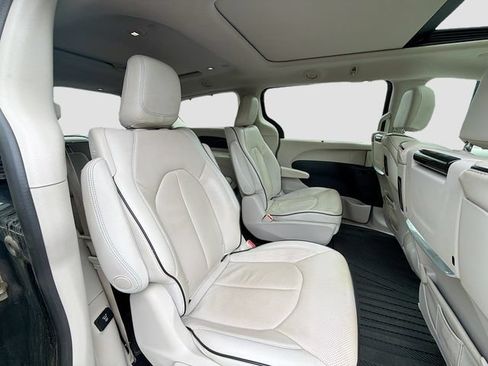 Used 2017 Chrysler Pacifica Platinum FWD image 28