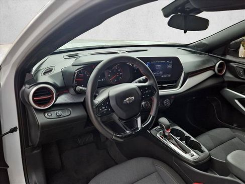 Certified 2025 Chevrolet Trax RS w/ Sunroof Package FWD image 10