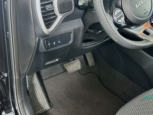 Used 2025 Kia Soul LX w/ LX Technology Package FWD image 17