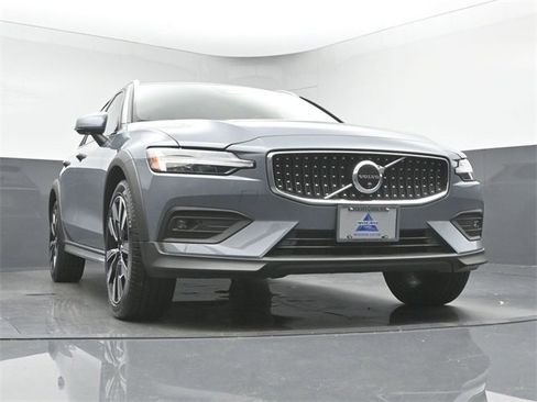 Used 2024 Volvo V60 B5 Cross Country Ultimate image 38