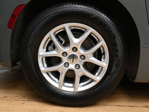 Used 2025 Chrysler Pacifica Select FWD image 13