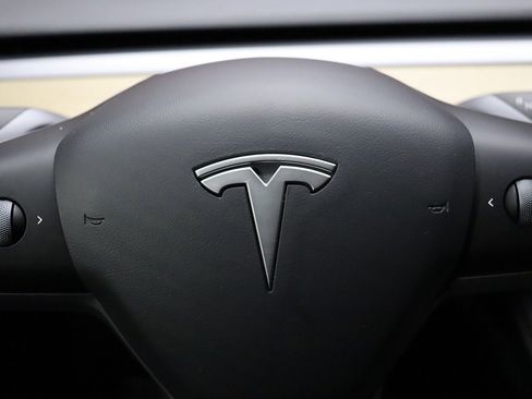 Used 2022 Tesla Model Y Long Range image 49