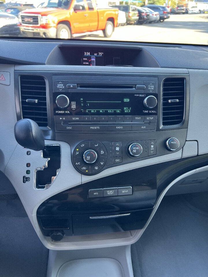 Used 2012 Toyota Sienna LE w/ Towing Pkg AWD/4WD image 37