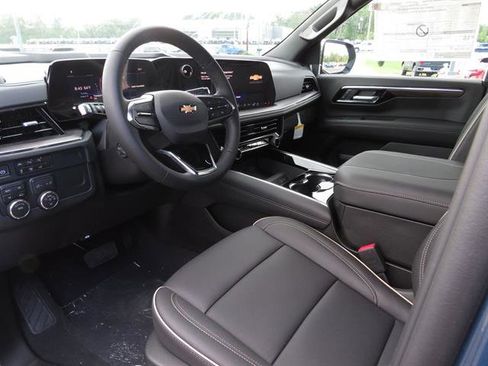New 2025 Chevrolet Suburban Premier image 17
