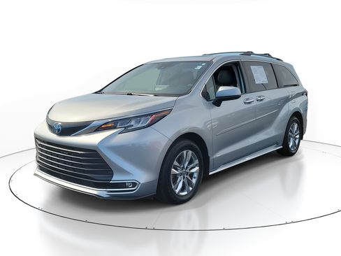 Used 2022 Toyota Sienna XLE image 2