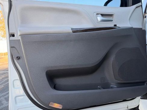 Used 2020 Toyota Sienna XLE image 10