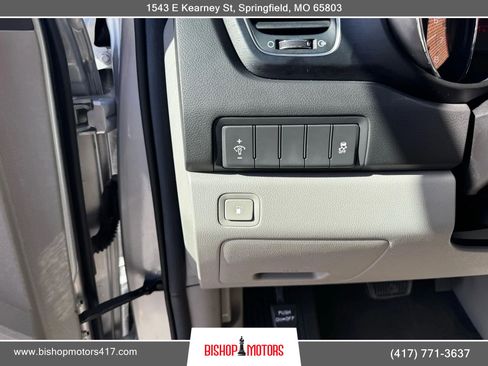 Used 2017 Kia Sedona LX image 28