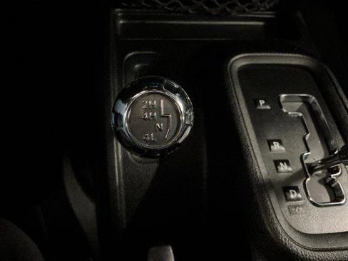 Used 2017 Jeep Wrangler Unlimited Sahara w/ Connectivity Group AWD/4WD image 18