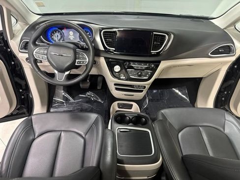 Used 2024 Chrysler Pacifica Touring-L FWD image 16