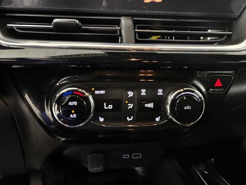 Used 2024 Chevrolet Trax RS w/ Sunroof Package FWD image 20