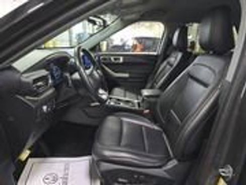 Used 2022 Ford Explorer XLT w/ Equipment Group 202A image 9