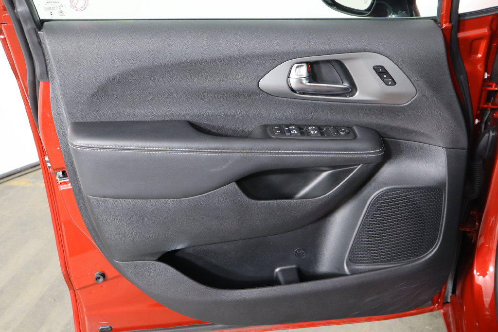 Used 2025 Chrysler Pacifica Select FWD image 20