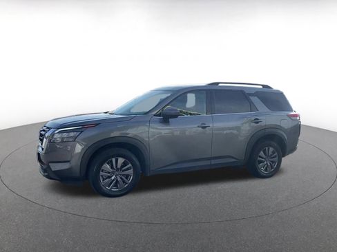 Used 2025 Nissan Pathfinder SV image 8