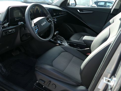 Used 2023 Kia Niro EX image 11