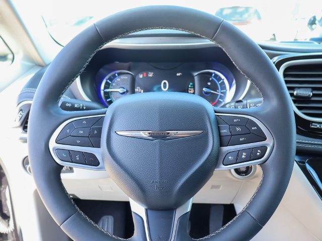 Used 2024 Chrysler Pacifica Limited FWD image 12