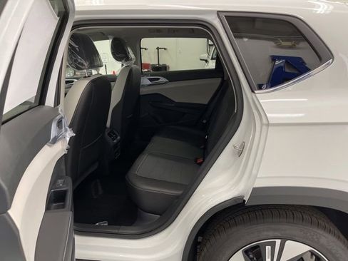 New 2026 Volkswagen Taos SE image 10