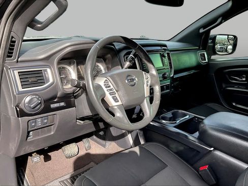 Used 2019 Nissan Titan SV w/ SV Convenience Package RWD image 16