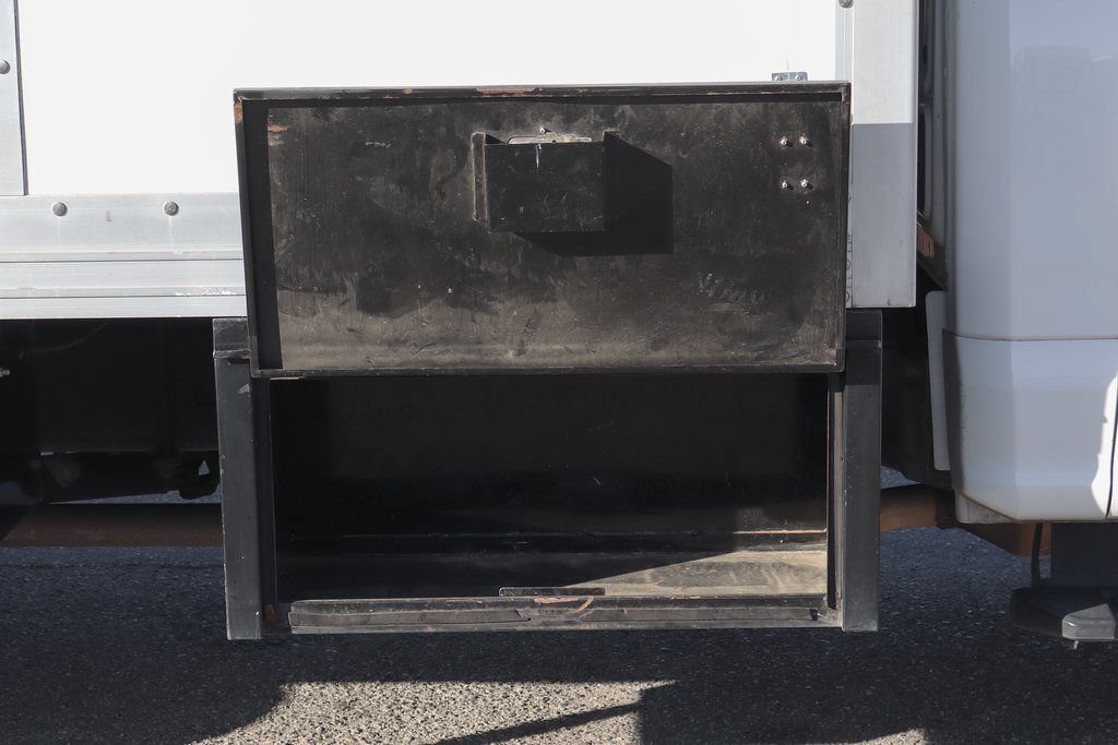 Used 2017 Ford F550 2WD Regular Cab Super Duty image 16
