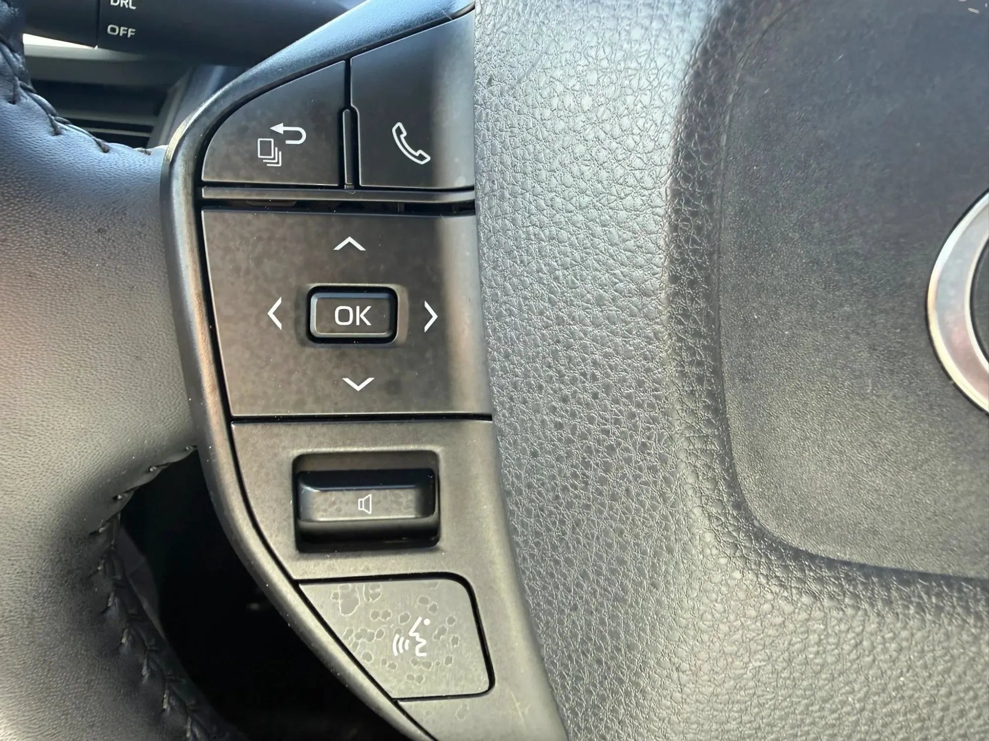 Used 2025 Toyota Prius LE FWD image 11