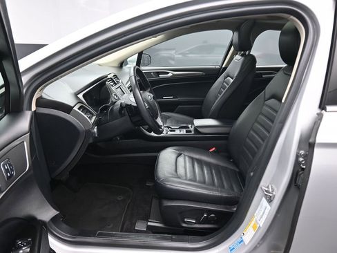 Used 2017 Ford Fusion SE image 11