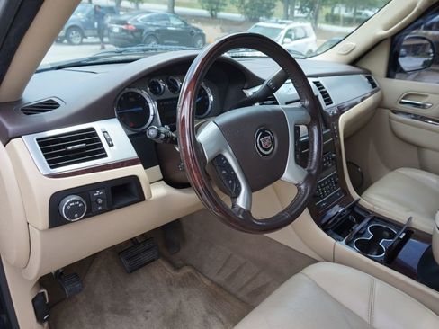 Used 2013 Cadillac Escalade Premium image 17