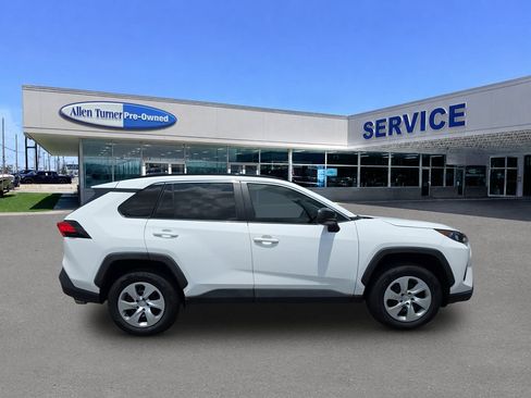 Used 2021 Toyota RAV4 LE FWD image 9