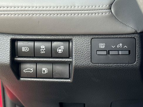 Used 2019 Toyota Avalon Limited FWD image 30