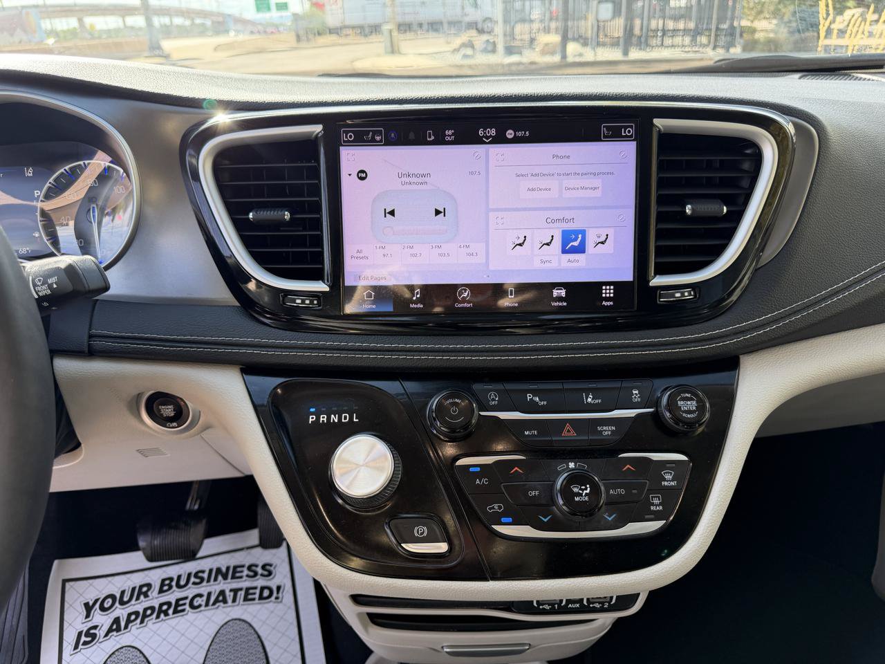 Used 2023 Chrysler Pacifica Touring-L FWD image 18