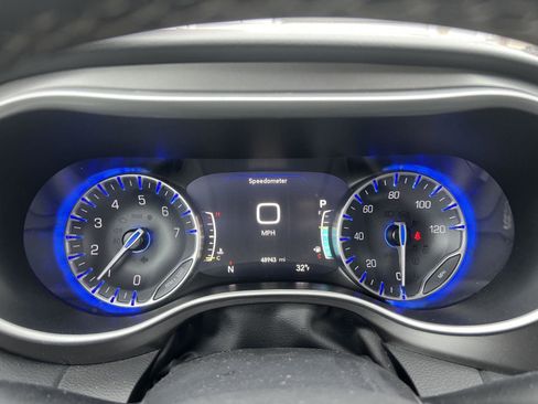 Used 2024 Chrysler Pacifica Touring-L image 19