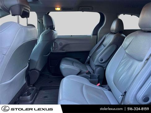 Used 2021 Toyota Sienna Limited image 15