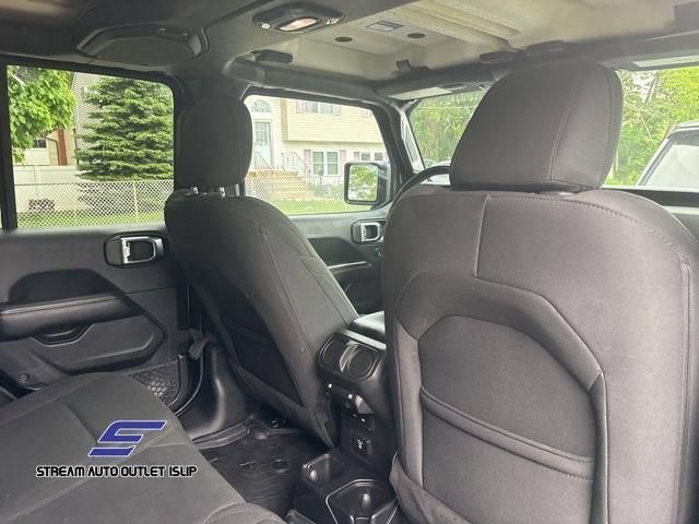 Used 2018 Jeep Wrangler Unlimited Sahara AWD/4WD image 16