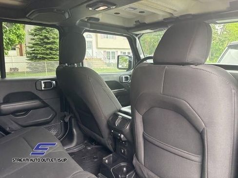 Used 2018 Jeep Wrangler Unlimited Sahara AWD/4WD image 16